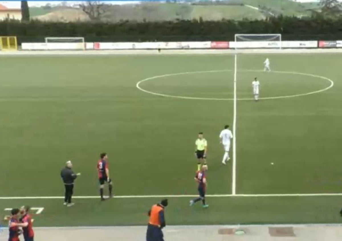 La gioia dopo lo 0-1 rossoblù, prima del ko nella ripresa