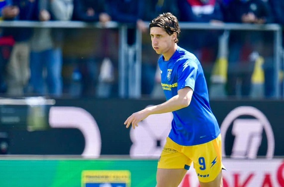 He defeated Serie B football / Ascoli in Frosinone, now with one foot in Serie A