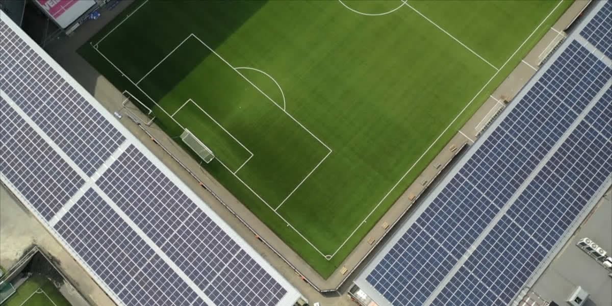 Pannelli fotovoltaici su impianto sportivo con zavorre per tetti piani